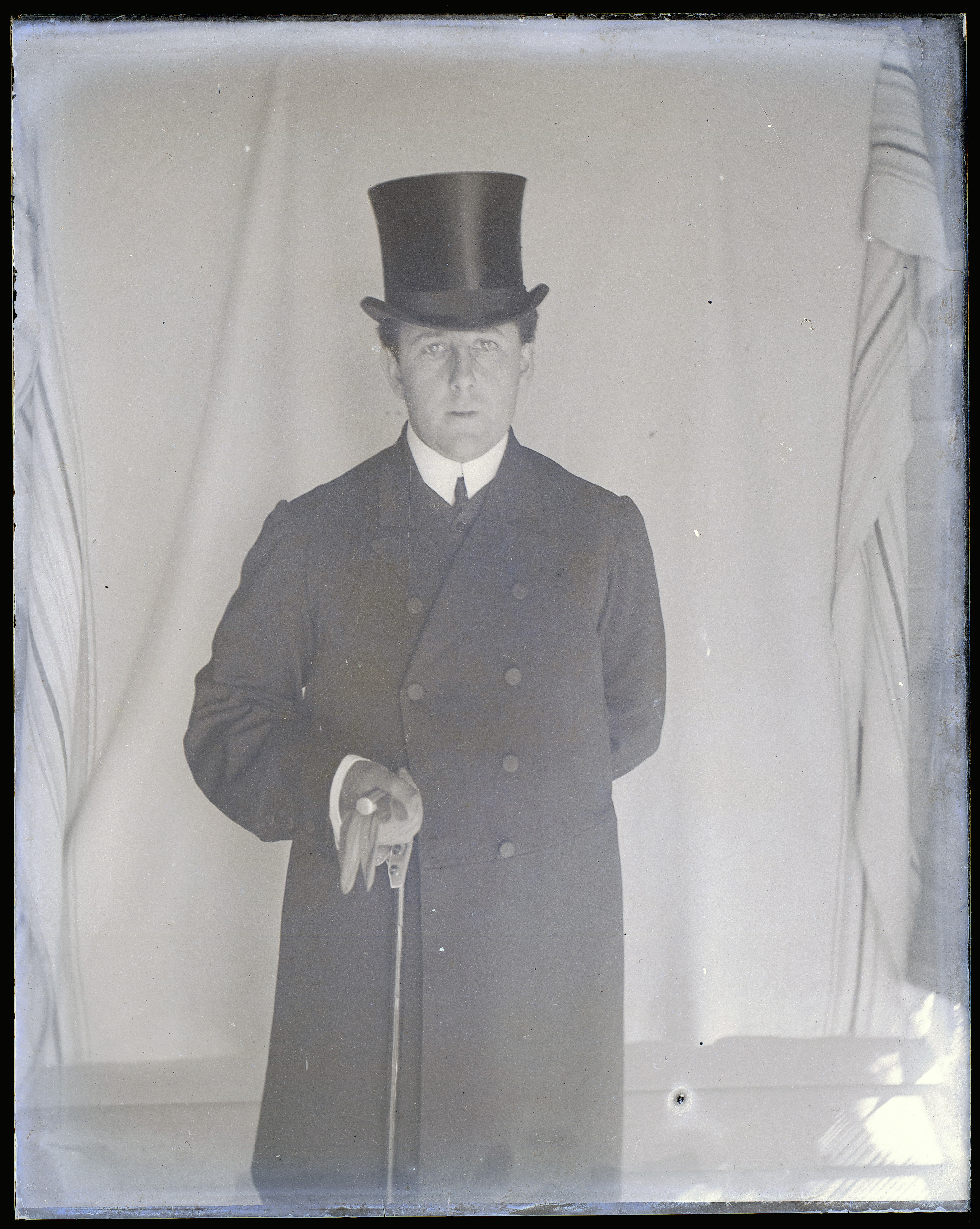 Gulliver photographs. &#39;Man wearing a top hat&#39;.